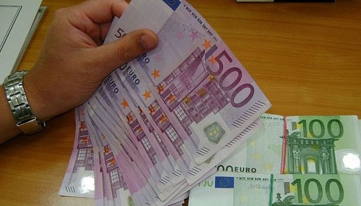 Служителите открили недекларирана валута за над 300 000 лева в чорап и дрехи на пътници