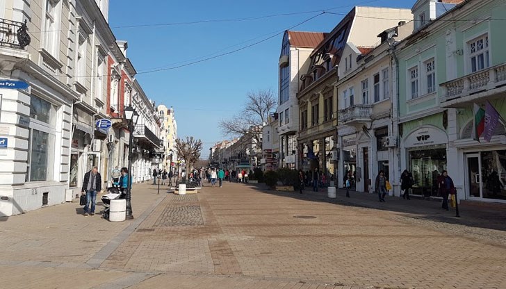 Той се намира на мястото на бившето кино „Люмиер“