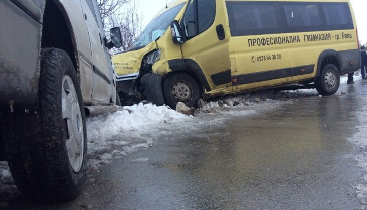 Сблъскали са се челно два микробуса