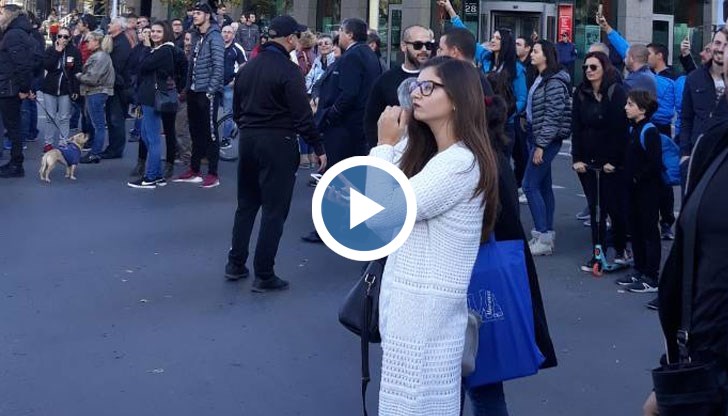 Множеството скандира „Валери – измекяр!“