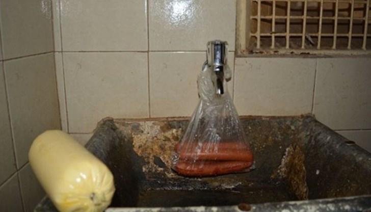 Иванчева какво се оплаква? Има WC и течаща вода... Домакинства и това нямат!