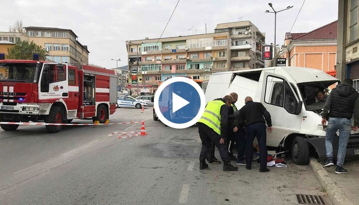 На тротоара е имало майка с количка, която в последния момент е скочила встрани