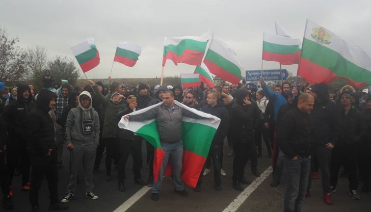 Стотици протестиращи са на пътя и се готвят за марш