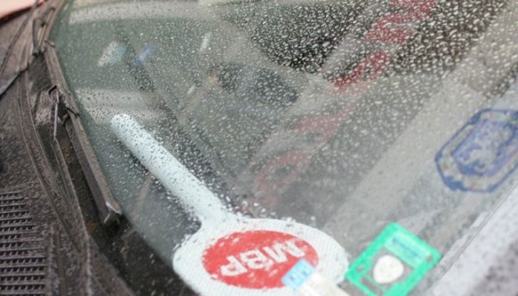 Шофьорът подхвърлил в патрулния автомобил две банкноти – от 10 лв. и от 5 евро Шофьорът подхвърлил в патрулния автомобил две банкноти – от 10 лв. и от 5 евро