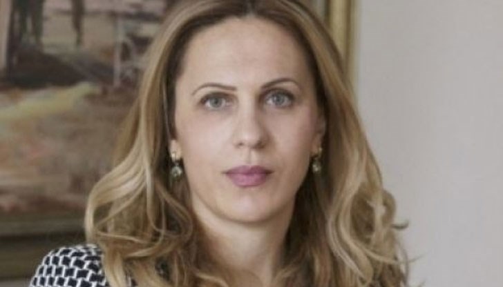 Марияна Николова  е юрист със значителен опит в публичния сектор