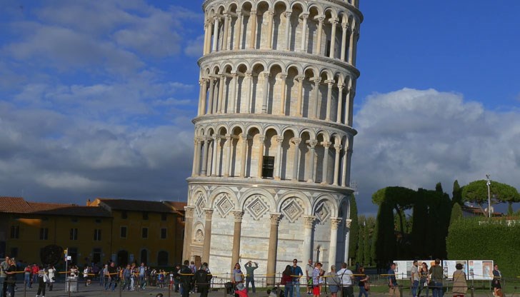 Според експерти през последните 20 години 57-метровата кула се е изправила с четири сантиметра Според експерти през последните 20 години 57-метровата кула се е изправила с четири сантиметра