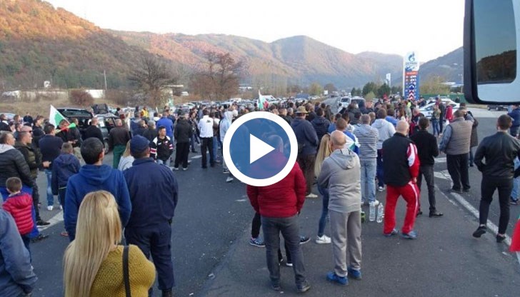 Полицията използва целия си "арсенал", за да убеди протестиращите да отстъпят и да отпушат трафика