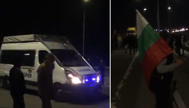 Хората искат оставка на правителството Хората искат оставка на правителството