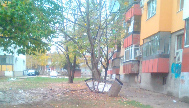 Конструкцията се сурна от висок етаж на блок "Верила"