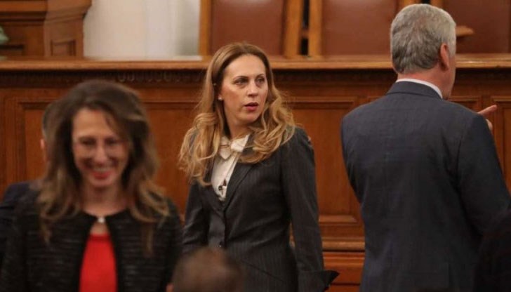 Марияна Николова вече заема поста вицепремиер на мястото на подалия оставка Валери Симеонов