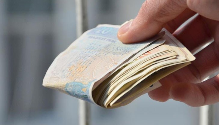 Те се представили за служители на данъчна полиция