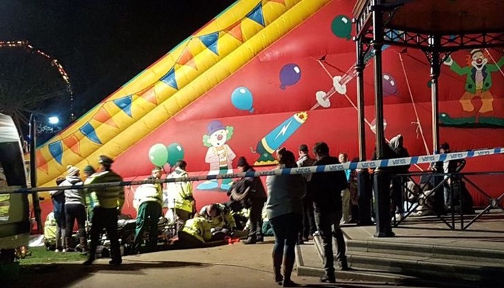 Децата са получили тежки травми при срутване на надуваемия атракцион