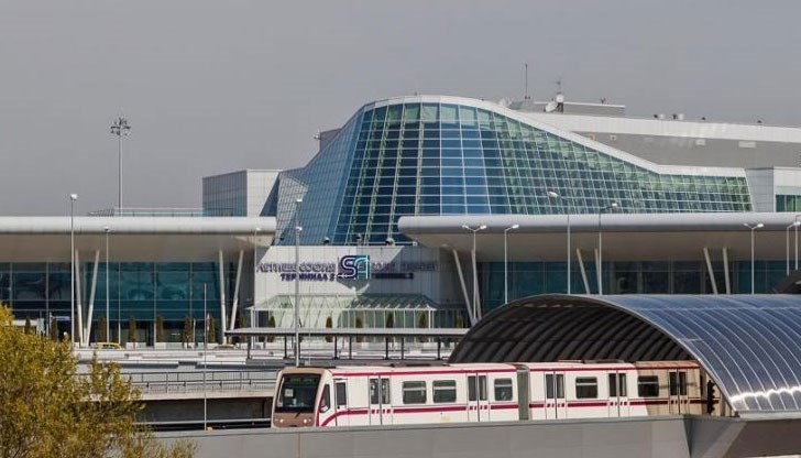 Линейка е чакала самолета на пистата, но е било вече късно Линейка е чакала самолета на пистата, но е било вече късно