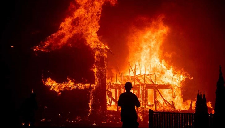 Огънят е стигнал до болница и стотици домове