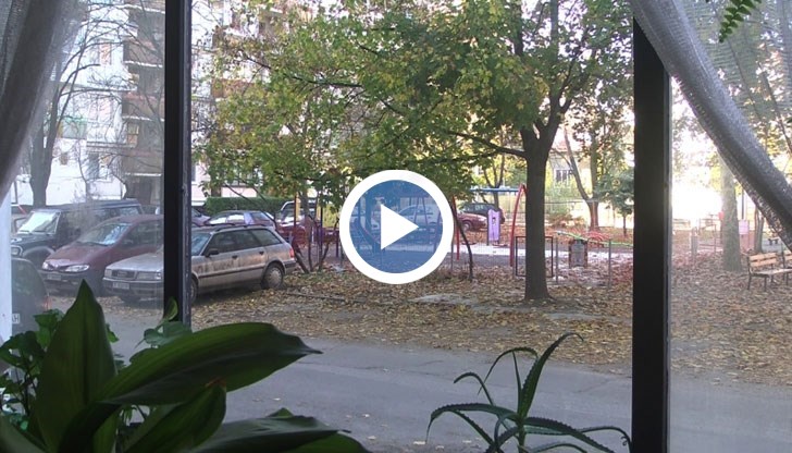 Заради ниска ограда на футболно игрище за пореден път чупят прозорец на читалището