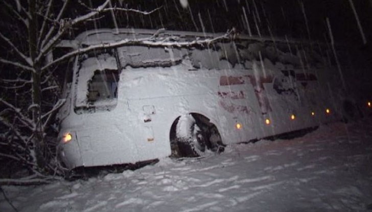 Обилният снеговалеж предизвика задръствания и катастрофи