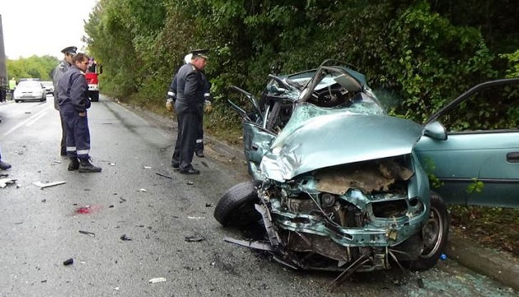 Пасат се е забил в камион, шофьорът е ранен