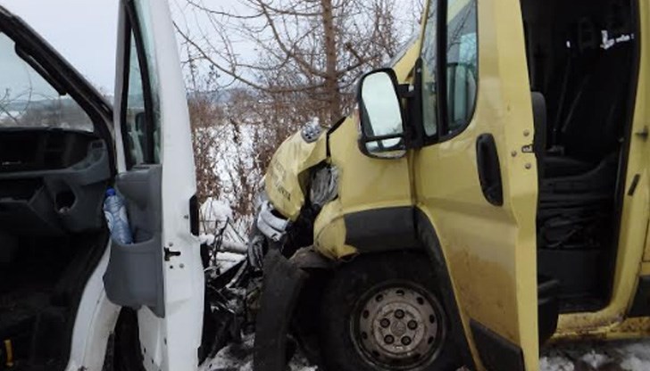 Медицинска помощ е оказана и на шофьора на другия бус Медицинска помощ е оказана и на шофьора на другия бус