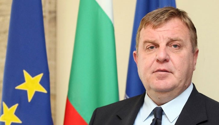 Съкращават се средства, личен състав и не се отдава нужното уважение на онези хора, които отдадоха живота си за изграждането на едни модерни и силни Въоръжени сили, които защитават Република България Съкращават се средства, личен състав и не се отдава нужното уважение на онези хора, които отдадоха живота си за изграждането на едни модерни и силни Въоръжени сили, които защитават Република България