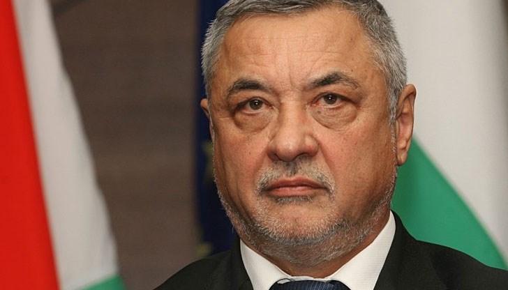 Вицепремиерът Валери Симеонов всеки момент ще подаде оставка Вицепремиерът Валери Симеонов всеки момент ще подаде оставка