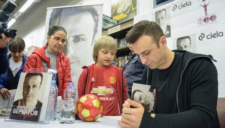 От обяд до този час не секва опашката от фенове, дошли на премиерата на първата официална автобиографична книга на футболиста