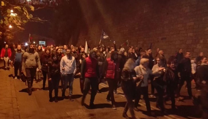 Заради пешеходно шествие в момента е спряно движението и по пътя Димитровград - Хасково Заради пешеходно шествие в момента е спряно движението и по пътя Димитровград - Хасково