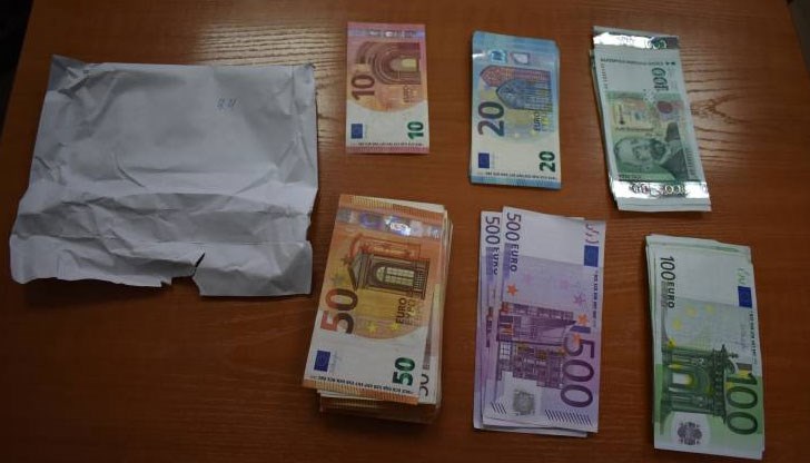 В банковата касета са открити пари в различни купюри и валути