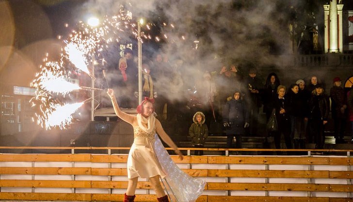 На площада пред Операта, бе дадено началото на зимното приключение „Сребърните кънки“