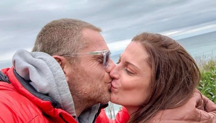 Въпросът, който вълнува всички обаче е, дали двамата са двойка в живота, или всичко е само за пред камерите