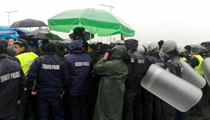 Пред очите на всички униформените служители блъскаха и удряха протестиращите, заяви Александър Стамболийски Пред очите на всички униформените служители блъскаха и удряха протестиращите, заяви Александър Стамболийски