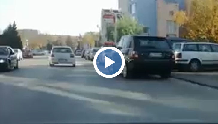 Изпитващият през цялото време крещи на начинаещия шофьор