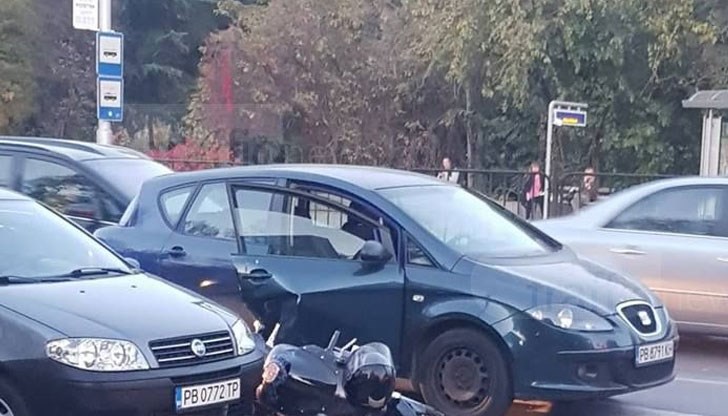 Моторист се заби в отворената врата на кола в Кършияка