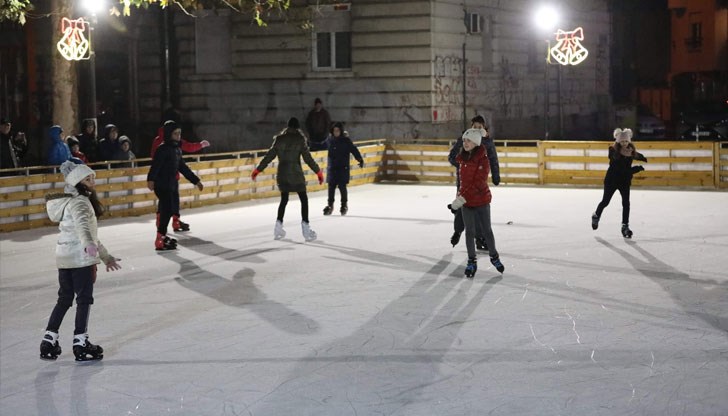 Безплатни обучителни тренажори и инструктори, които ще обучават желаещите как да се държат на леда Безплатни обучителни тренажори и инструктори, които ще обучават желаещите как да се държат на леда