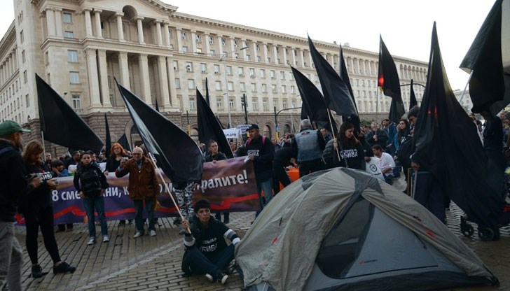 Остава обаче палатковият лагер пред парламента