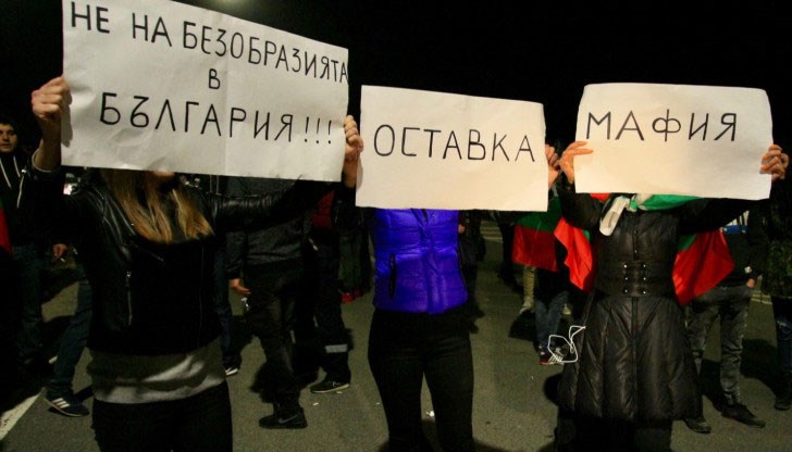 Народецът е унижаван с дребни милостини, по-скоро гнусливи, отколкото нещо друго. 5 лева на тия, 20 на други - лафове обаче на корем Народецът е унижаван с дребни милостини, по-скоро гнусливи, отколкото нещо друго. 5 лева на тия, 20 на други - лафове обаче на корем