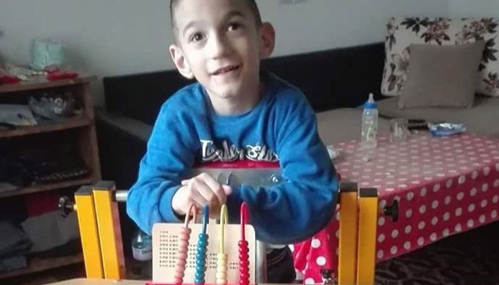 Няма да те моля за телефон, таблет или топка. Родих се различен, моля те, добър Дядо Коледа, донеси ми здраве! Няма да те моля за телефон, таблет или топка. Родих се различен, моля те, добър Дядо Коледа, донеси ми здраве!