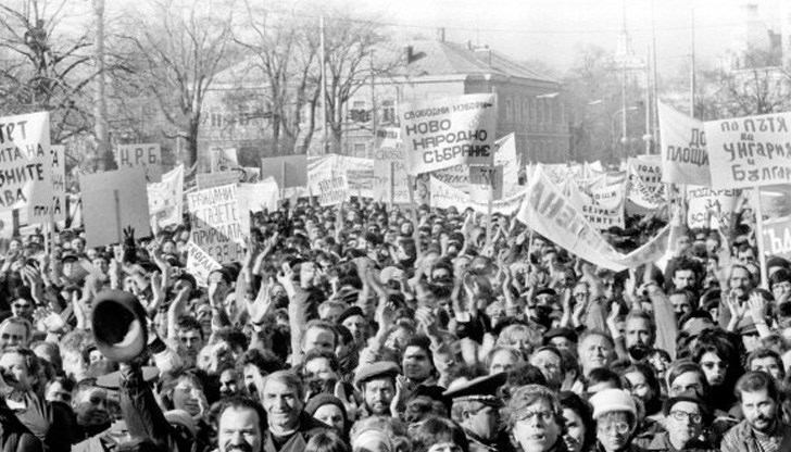 На 10 ноември 1989 г. пленум на БКП гласува оставката на Тодор Живков