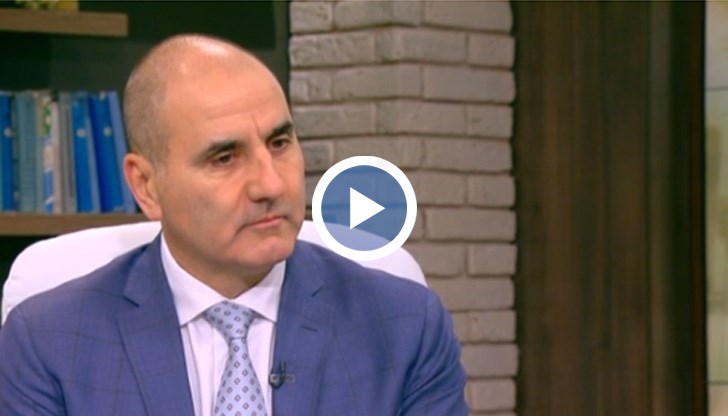 Той или не познава законите, или е популист