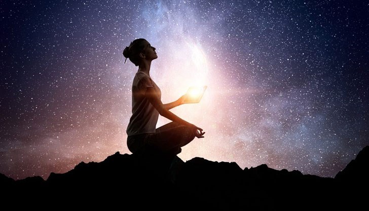 В този лунен ден той се усеща особено силно