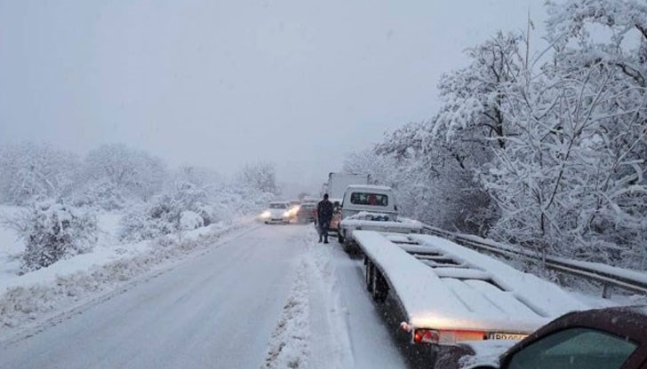 Снегът предизвика проблеми с движението на редица места по пътищата
