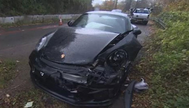 Харис се е заврял с колата си между предната и задната ос на камион