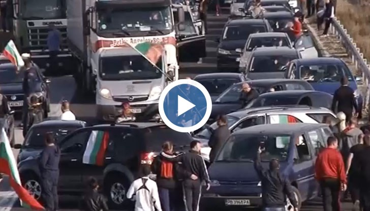 На площада се появява една нова генерация хора