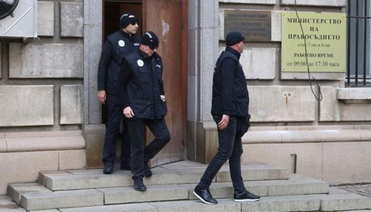 Някой ден ще започне да ни избива! Някой ден ще започне да ни избива!