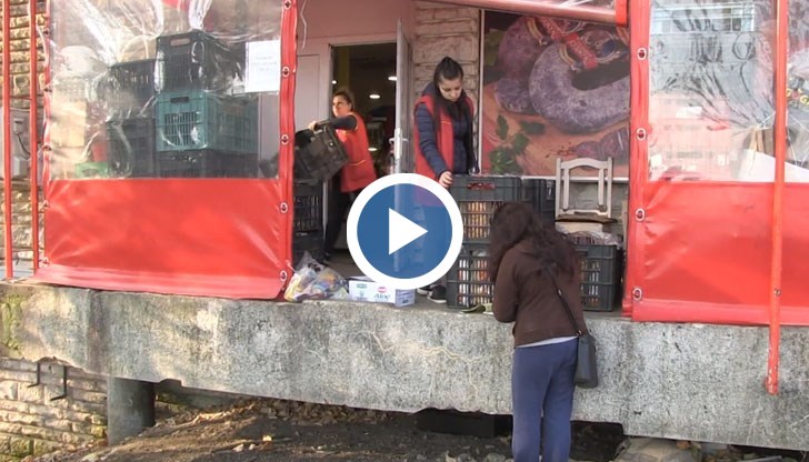 Двама мъже с маски на главите са нахлули в магазин „Пацони“