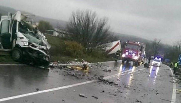 Пострадали са също мъж и жена, които са отведени в болница