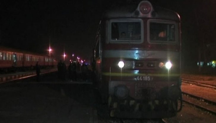 Тялото на самоубиеца останало между двете релси на коловоза и понеже човекът бил слаб, локомотивът го "надкрачил" и само го наранил