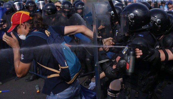ЕП прие днес резолюция, с която осъжда насилствените действия на полицията срещу антиправителствени демонстранти в Букурещ през август тази година