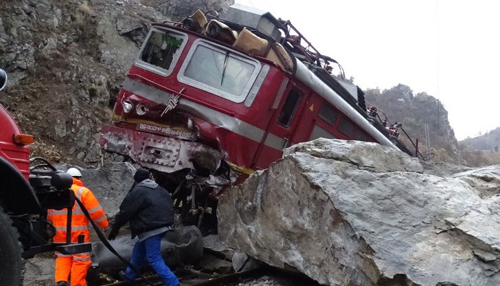 50 тона скали са рухнали пред влака Петрич - София