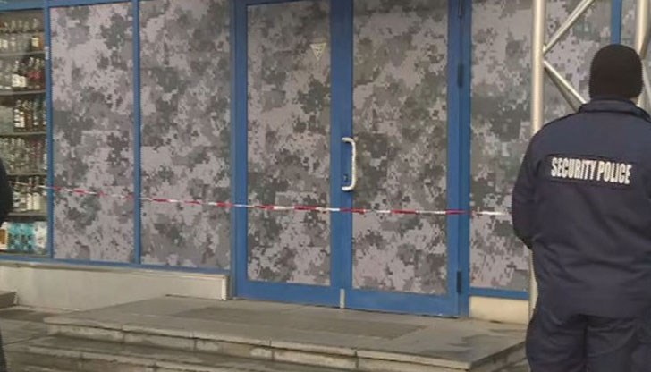 Крадците са успели да разбият металната щора, поставена след вратата на магазина