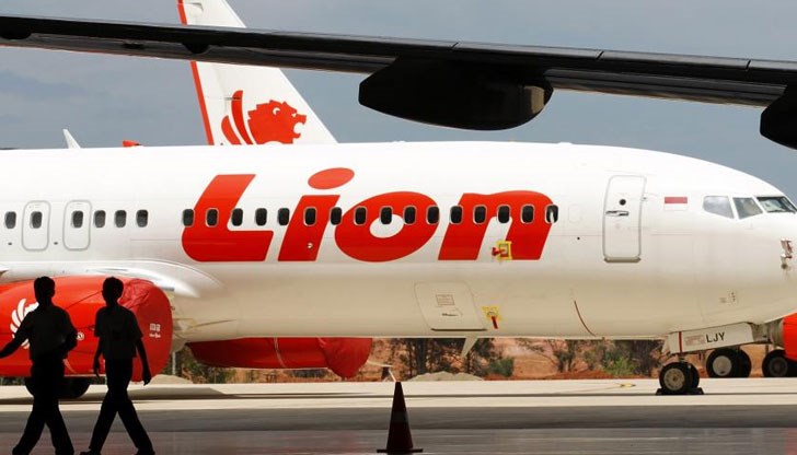 Седмица след трагичната катастрофа, при която загинаха 189 души на борда, самолет на същата компания се заби в стълб Седмица след трагичната катастрофа, при която загинаха 189 души на борда, самолет на същата компания се заби в стълб